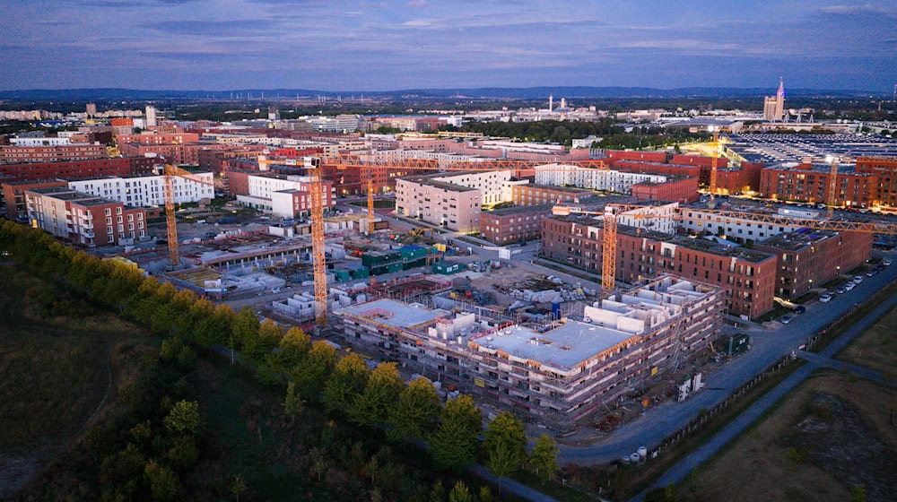 Die Bauwirtschaft bleibt einer IHK-Umfrage zufolge zweigeteilt: Während der Tiefbau profitiert, fehlt es im Wohnungsbau an Aufträgen. (Symbolbild) / Foto: Julian Stratenschulte/dpa