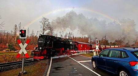 Wetterbedingt endet die beliebte Brockenbahn der Harzer Schmalspurbahnen für zwei Tage im Bahnhof Schierke. (Archivbild)  / Foto: Matthias Bein/dpa
