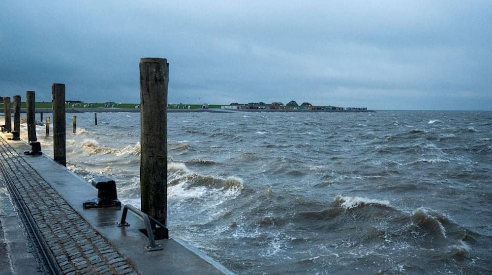 Neben Sturmböen ist auch mit Dauerregen am Samstag zurechnen (Symbolbild) / Foto: Daniel Bockwoldt/dpa/Daniel Bockwoldt