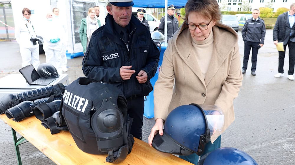 Niedersachsens Innenministerin Behrens: Handlungssicherheit mit Dienstwaffen kommt nicht von allein, es braucht kontinuierliches Training auf geeigneten Trainingsstätten.  / Foto: Stefan Rampfel/dpa