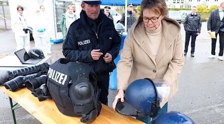 Niedersachsens Innenministerin Behrens: Handlungssicherheit mit Dienstwaffen kommt nicht von allein, es braucht kontinuierliches Training auf geeigneten Trainingsstätten.  / Foto: Stefan Rampfel/dpa