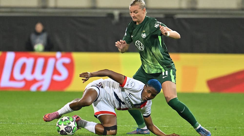 Voller Einsatz für den VfL Wolfsburg: Alexandra Popp (r). / Foto: Swen Pförtner/dpa