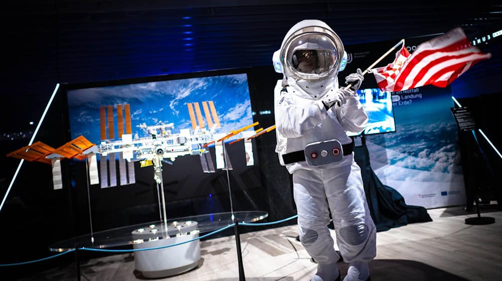 Die Ausstellung soll Besucherinnen und Besucher einen Einblick in die Raumfahrt geben.  / Foto: Sina Schuldt/dpa post-slider
