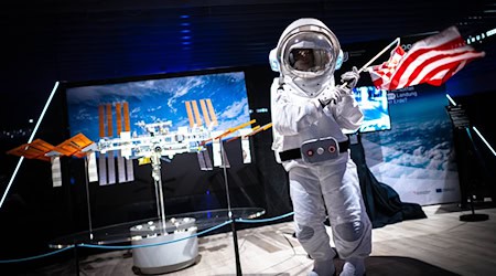 Die Ausstellung soll Besucherinnen und Besucher einen Einblick in die Raumfahrt geben.  / Foto: Sina Schuldt/dpa