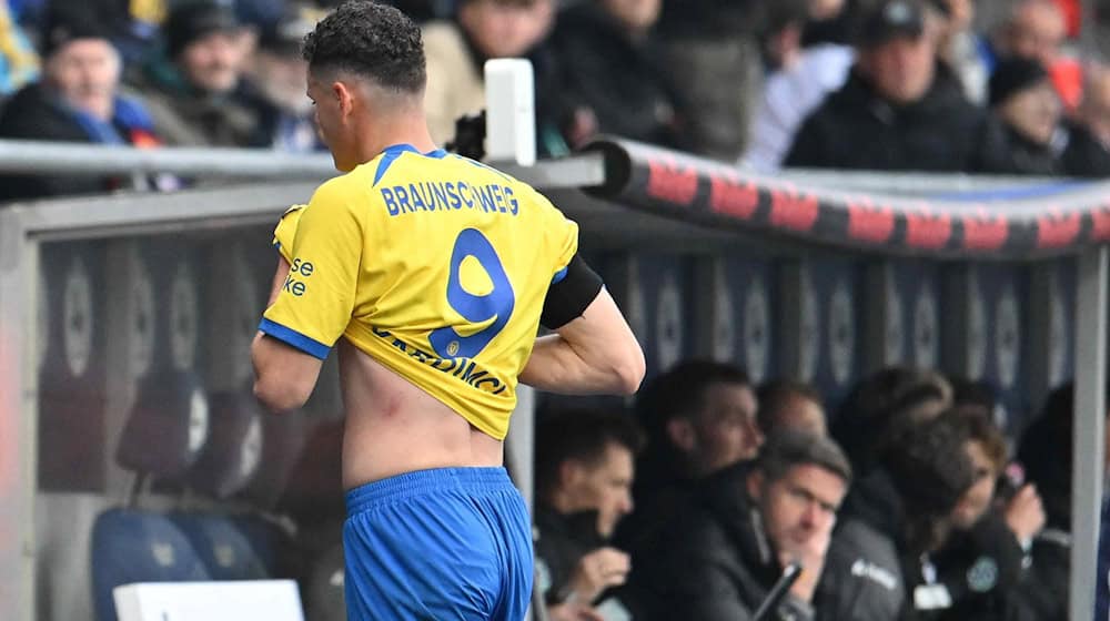 Braunschweigs Erencan Yardimci geht nach seiner Roten Karte im Derby gegen Hannover vom Platz. / Foto: Swen Pförtner/dpa Braunschweigs Erencan Yardimci geht nach seiner Roten Karte im Derby gegen Hannover vom Platz. / Foto: Swen Pförtner/dpa