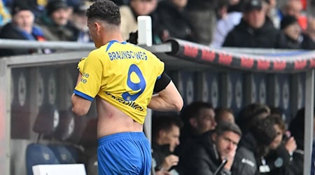 Braunschweigs Erencan Yardimci geht nach seiner Roten Karte im Derby gegen Hannover vom Platz. / Foto: Swen Pförtner/dpa Braunschweigs Erencan Yardimci geht nach seiner Roten Karte im Derby gegen Hannover vom Platz. / Foto: Swen Pförtner/dpa