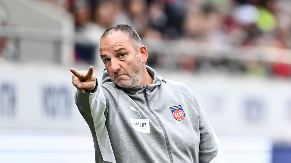 Hat gegen Werder wieder neue Offensiv-Optionen: Heidenheims Trainer Frank Schmidt. (Archivbild) / Foto: Harry Langer/dpa