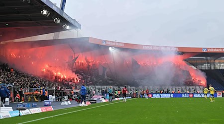 Pyrotechnik m Fanblock von Hannover 96. / Foto: Swen Pförtner/dpa Pyrotechnik m Fanblock von Hannover 96. / Foto: Swen Pförtner/dpa
