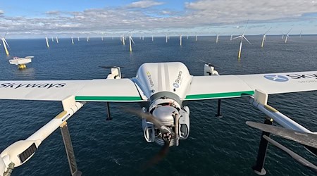 RWE hat autonom fliegende Drohnen getestet, die Material zu Windrädern auf See bringen können. / Foto: Skyports/RWE/dpa