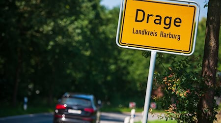 Immer wieder werden in der Elbe Knochenteile gefunden, ein Zusammenhang mit dem Verschwinden einer Familie 2015 bei Drage ist diesmal unwahrscheinlich. (Archivbild) / Foto: Philipp Schulze/dpa