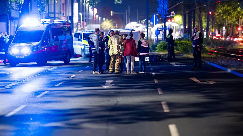 Einsatzkräfte versorgen mehrere Menschen nach einer Schießerei in Hannover.  / Foto: Moritz Frankenberg/dpa