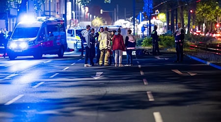 Einsatzkräfte versorgen mehrere Menschen nach einer Schießerei in Hannover.  / Foto: Moritz Frankenberg/dpa