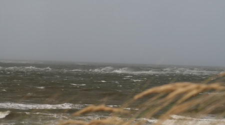 Stürmisches Wetter soll am Wochenende unter anderem auf Norderney für eine Sturmflut sorgen. (Symbolbild) / Foto: Kai Moorschlatt/dpa