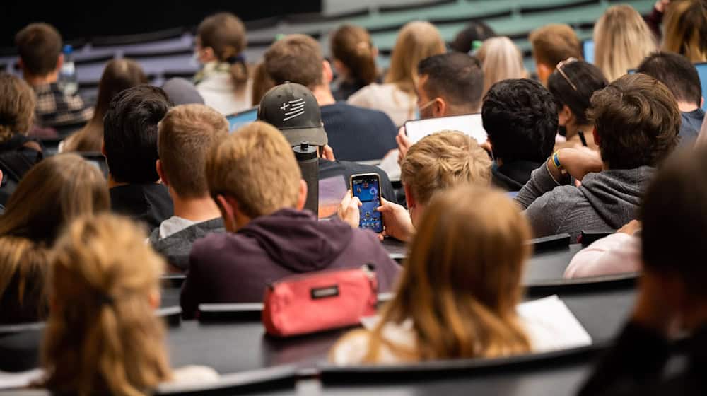 Viele junge Menschen beginnen an den Hochschulen Niedersachsens und Bremens im Oktober ein Studium. (Archivbild) / Foto: Julian Stratenschulte/dpa