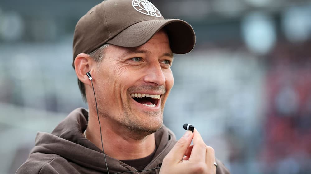 Freut sich auf das Wiedersehen mit Ex-Spielern: FC St. Paulis Trainer Alexander Blessin / Foto: Christian Charisius/dpa