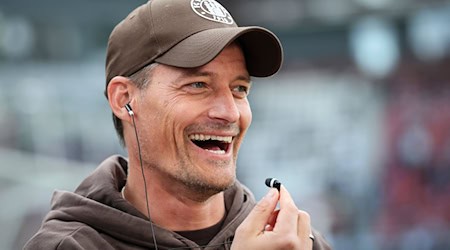 Freut sich auf das Wiedersehen mit Ex-Spielern: FC St. Paulis Trainer Alexander Blessin / Foto: Christian Charisius/dpa