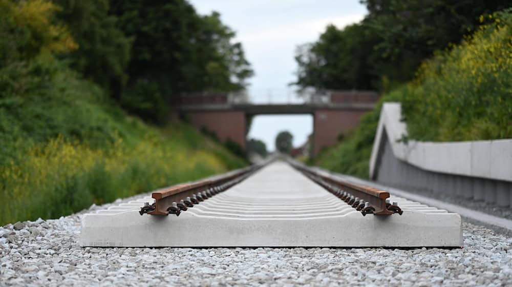 Erste Züge werden auf der sogenannten Wunderline voraussichtlich erst im Sommer 2026 fahren. (Archivbild) / Foto: Lars Penning/dpa Erste Züge werden auf der sogenannten Wunderline voraussichtlich erst im Sommer 2026 fahren. (Archivbild) / Foto: Lars Penning/dpa