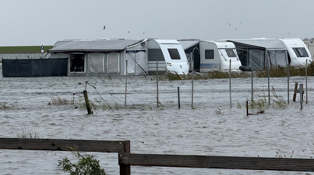 Das Hochwasser hat Teile eines Campingplatzes auf Norderney überflutet. / Foto: Volker Bartels/dpa