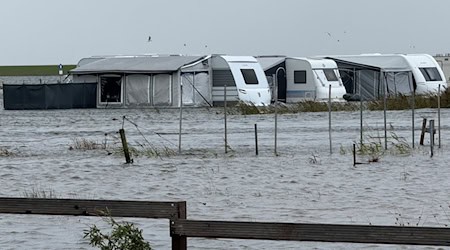 Das Hochwasser hat Teile eines Campingplatzes auf Norderney überflutet. / Foto: Volker Bartels/dpa