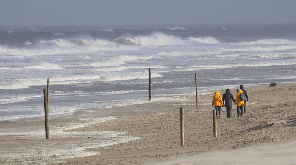 Vor allem an der Küste besteht laut dem Wetterdienst die Gefahr von orkanartigen Böen. (Archivbild) / Foto: Volker Bartels/dpa Vor allem an der Küste besteht laut dem Wetterdienst die Gefahr von orkanartigen Böen. (Archivbild) / Foto: Volker Bartels/dpa