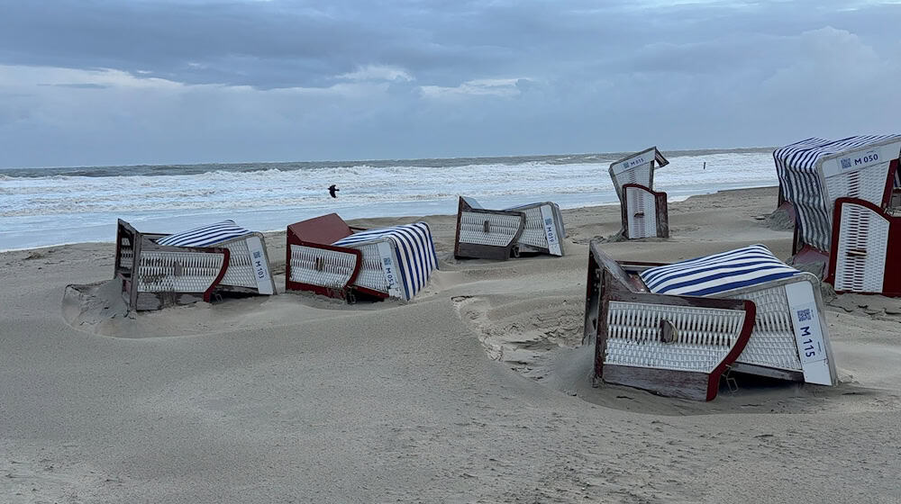 Auf der Insel Norderney kippten etliche Strandkörbe um.  / Foto: Volker Bartels/dpa