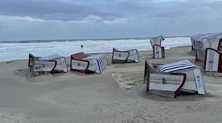 Auf der Insel Norderney kippten etliche Strandkörbe um.  / Foto: Volker Bartels/dpa