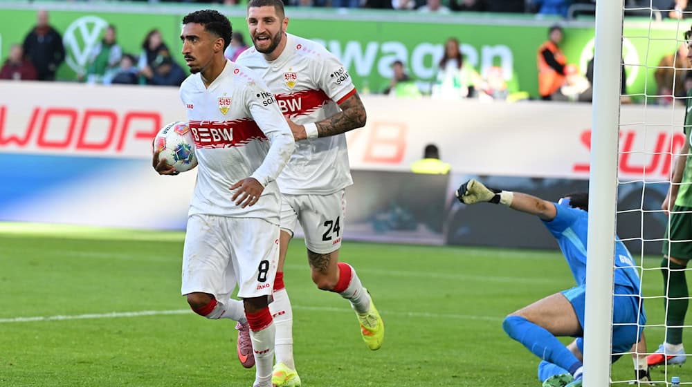 Kein Jubel nach dem Tor aus Respekt vor seinem Ex-Club: Stuttgarts Tiago Tomas (l) nach dem 1:0 gegen den VfL Wolfsburg / Foto: Swen Pförtner/dpa