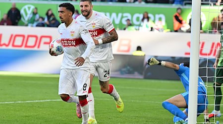 Kein Jubel nach dem Tor aus Respekt vor seinem Ex-Club: Stuttgarts Tiago Tomas (l) nach dem 1:0 gegen den VfL Wolfsburg / Foto: Swen Pförtner/dpa