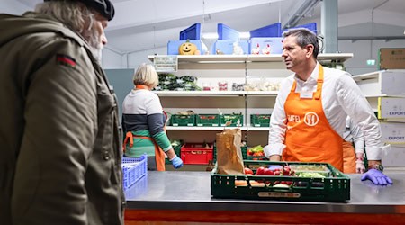 Ministerpräsident Olaf Lies ist Schirmherr der Tafeln in Niedersachsen und Bremen - in Holzminden schnupperte er Praxisluft. / Foto: Michael Matthey/dpa