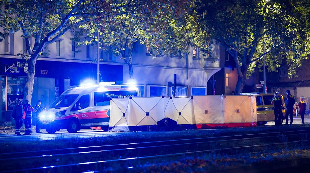Einsatzkräfte sichern den Tatort. / Foto: Moritz Frankenberg/dpa
