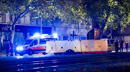 Einsatzkräfte sichern den Tatort. / Foto: Moritz Frankenberg/dpa