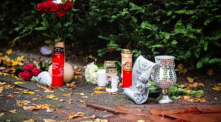 Blumen und Kerzen wurden am Tatort im Bremer Stadtteil Obervieland abgelegt. / Foto: Sina Schuldt/dpa