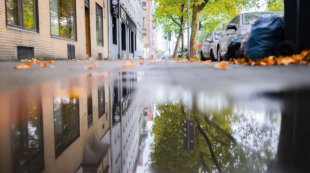 Blick auf einen Tatort an der Vahrenwalder Straße. Am Abend war dort ein Mann erschossen und mehrere Menschen verletzt worden. / Foto: Julian Stratenschulte/dpa