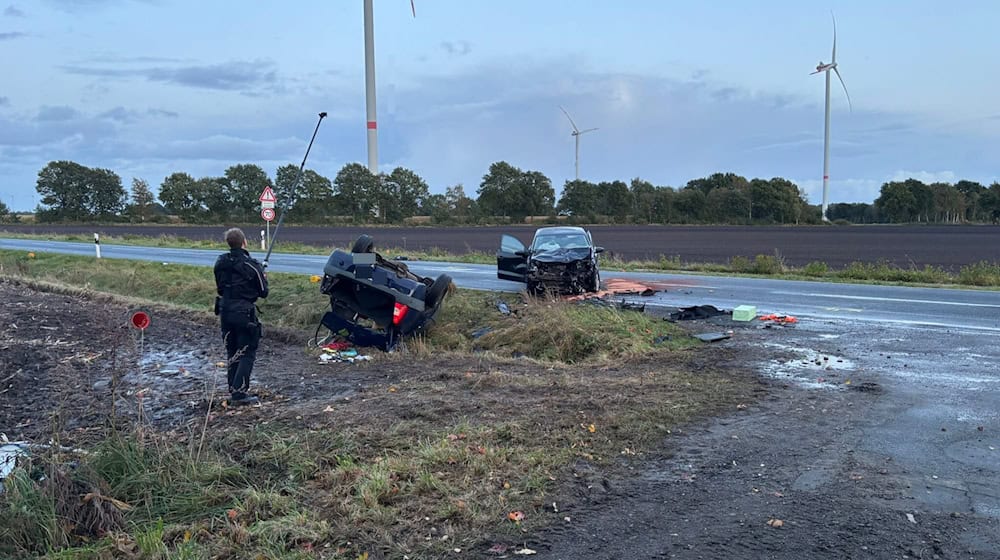 Bei einem Unfall im Landkreis Stade ist ein Mann tödlich, ein anderer schwer verletzt worden.  / Foto: -/Polizeiinspektion Stade/dpa