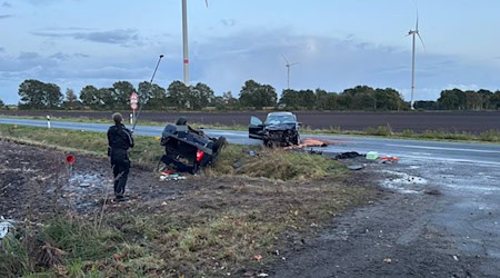 Bei einem Unfall im Landkreis Stade ist ein Mann tödlich, ein anderer schwer verletzt worden.  / Foto: -/Polizeiinspektion Stade/dpa