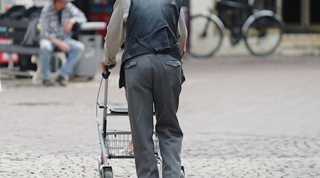 Osteoporose ist eine Volkskrankheit - doch laut AOK sinkt die Zahl der Betroffenen in Niedersachsen. (Symbolbild) / Foto: Swen Pförtner/dpa