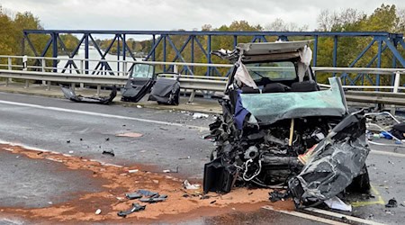 Ein Mann schwebt nach dem Unfall weiter in Lebensgefahr, eine Frau ist schwer verletzt. / Foto: Christian Brahmann/dpa Ein Mann schwebt nach dem Unfall weiter in Lebensgefahr, eine Frau ist schwer verletzt. / Foto: Christian Brahmann/dpa