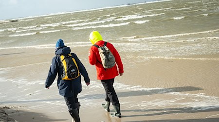 Wetterfeste Kleidung ist beim Spaziergang an der Nordsee in den nächsten Tagen ein Muss. (Archivfoto) / Foto: Jonas Walzberg/dpa