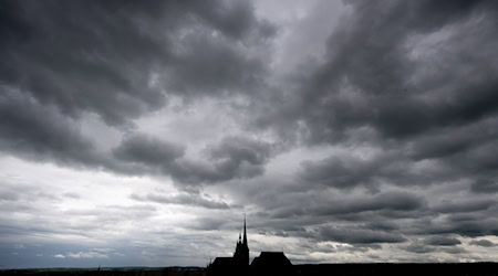 Mehrere Bistümer haben eine Untersuchung zu ritueller Gewalt durch Netzwerke in der katholischen Kirche vorgestellt. (Archivbild)  / Foto: Hendrik Schmidt/dpa