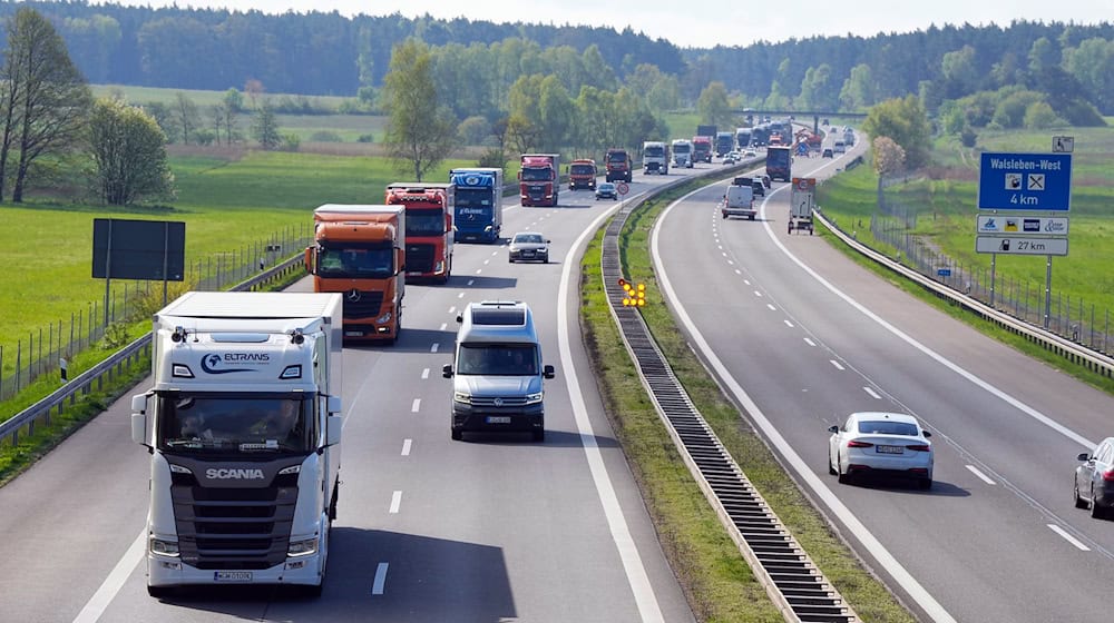 Höheren Lohn sollen die Beschäftigten in der Speditions- und Logistikbranche vom 1. Oktober an bekommen. (Archivfoto) / Foto: Soeren Stache/dpa