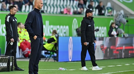 Genießt vorerst noch Rückendeckung: VfL Wolfsburgs Trainer Paul Simonis (l). / Foto: Swen Pförtner/dpa