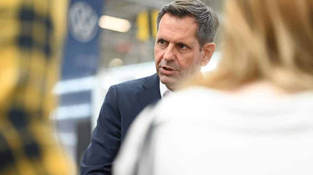 Im August war Ministerpräsident Olaf Lies im VW-Werk in Emden zu Gast. (Archivbild) / Foto: Lars Penning/dpa