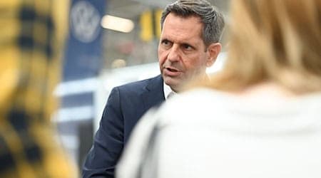 Im August war Ministerpräsident Olaf Lies im VW-Werk in Emden zu Gast. (Archivbild) / Foto: Lars Penning/dpa