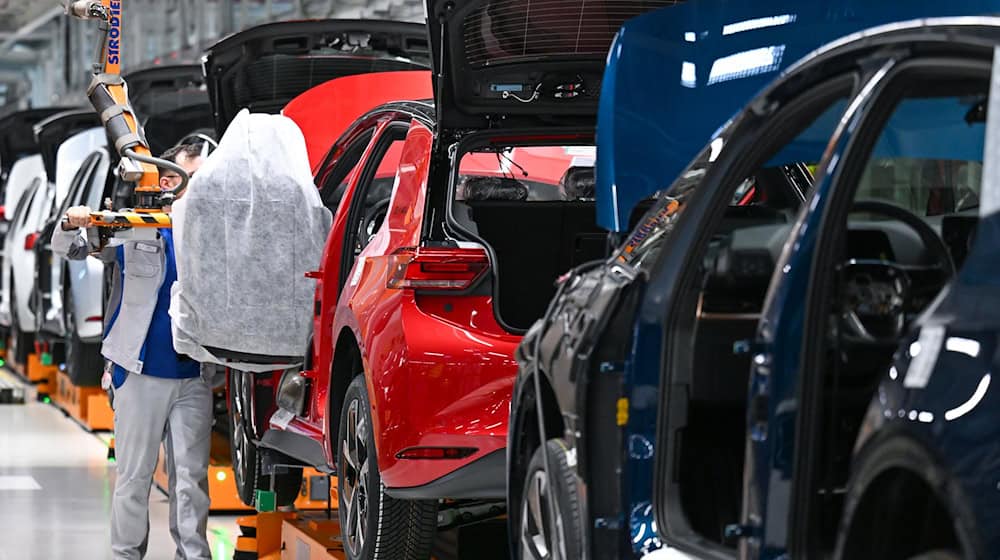 Die Produktion bei VW läuft auch nächste Woche weiter. (Archivbild) / Foto: Hendrik Schmidt/dpa Die Produktion bei VW läuft auch nächste Woche weiter. (Archivbild) / Foto: Hendrik Schmidt/dpa