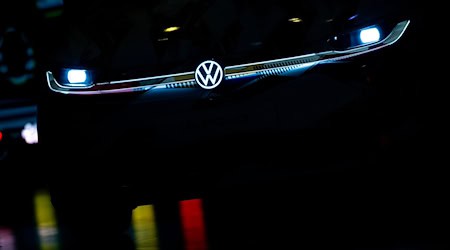 Die E-Auto-Bestellungen ziehen bei VW weiter kräftig an. (Archivbild) / Foto: Sven Hoppe/dpa