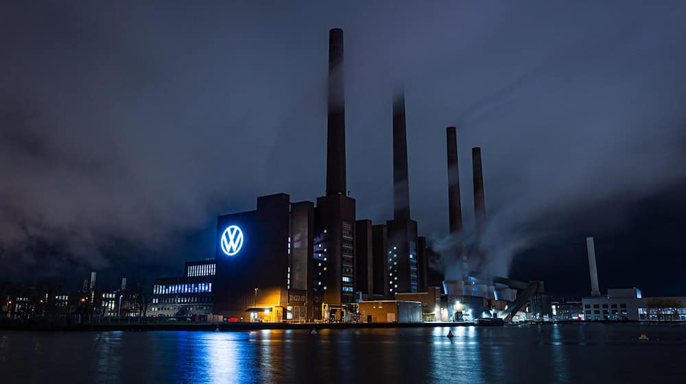 Bei VW in Wolfsburg drohen rote Zahlen - wegen der Probleme bei Porsche. (Archivbild) / Foto: Moritz Frankenberg/dpa