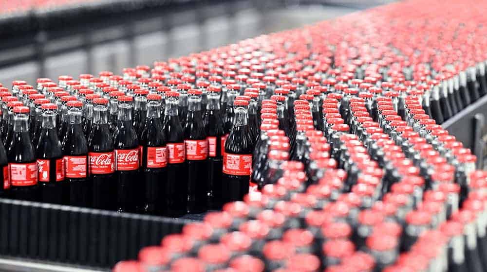 Getränkeabfüllung bei Coca-Cola: Mit einer Warnstreikwelle will die Gewerkschaft nun höhere Löhne durchsetzen. (Archivfoto) / Foto: Uli Deck/dpa