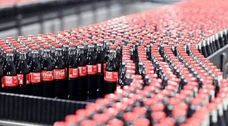 Getränkeabfüllung bei Coca-Cola: Mit einer Warnstreikwelle will die Gewerkschaft nun höhere Löhne durchsetzen. (Archivfoto) / Foto: Uli Deck/dpa