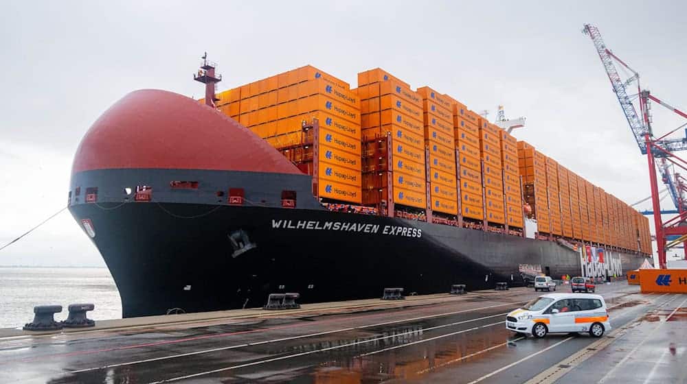 Das Containerschiff «Wilhelmshaven Express» wird künftig regelmäßig den JadeWeserPort ansteuern.  / Foto: Sina Schuldt/dpa Das Containerschiff «Wilhelmshaven Express» wird künftig regelmäßig den JadeWeserPort ansteuern.  / Foto: Sina Schuldt/dpa