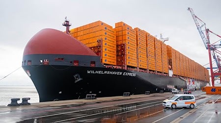 Das Containerschiff «Wilhelmshaven Express» wird künftig regelmäßig den JadeWeserPort ansteuern.  / Foto: Sina Schuldt/dpa Das Containerschiff «Wilhelmshaven Express» wird künftig regelmäßig den JadeWeserPort ansteuern.  / Foto: Sina Schuldt/dpa